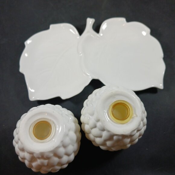 Vintage Grapes Majolica Style MCM Salt and Pepper Shakers - Picture 3 of 9